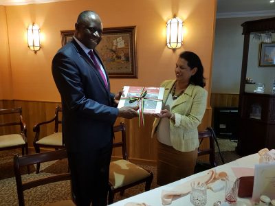 High Commissioner Nghiwete receiving a gift from Ambassador Chowrimootoo of the Mauritian Ministry of Foreign Affairs